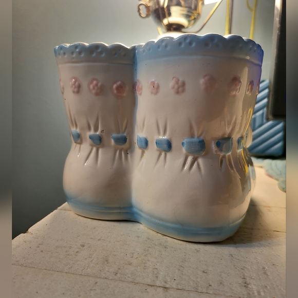 Vintage 1983 My-Neil Ceramic Baby Blue, White & Pink Booties Nursery Planter - Picture 3 of 6